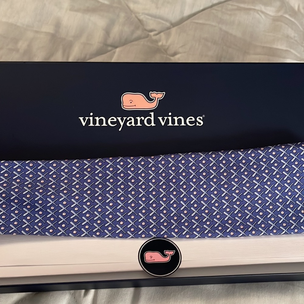 EUC - Vineyard Vines Baseball themed necktie